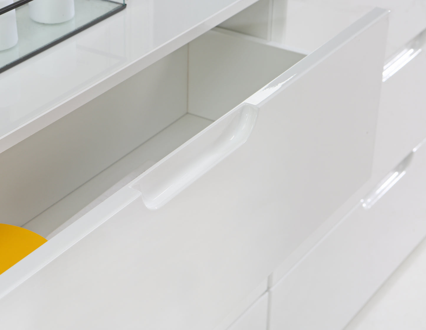 sienna wide chest of 4 drawers and 2 doors in white/white high gloss